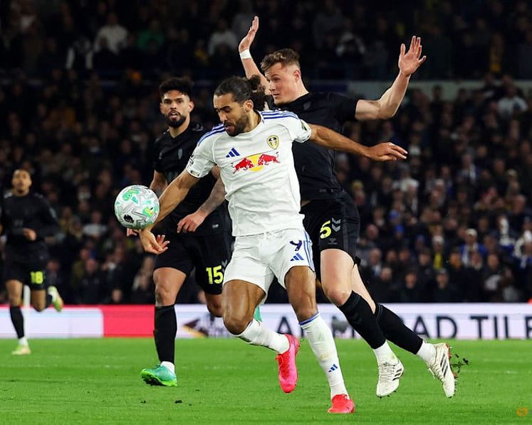 Resurgent Wolves stun Liverpool, Everton enjoy home comfort