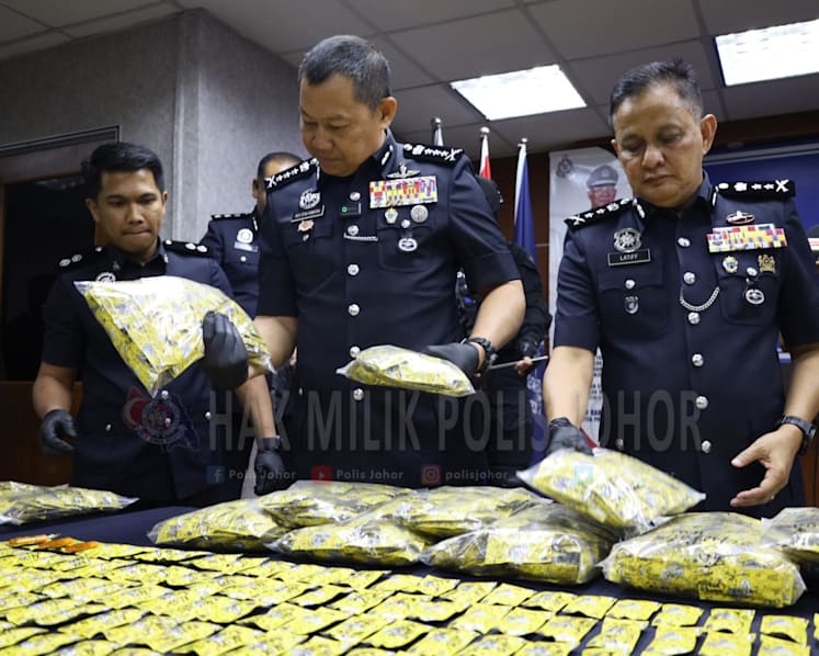 Johor police seize US$303,000 after nabbing Singaporean, another man in raids on drug-laced vapes