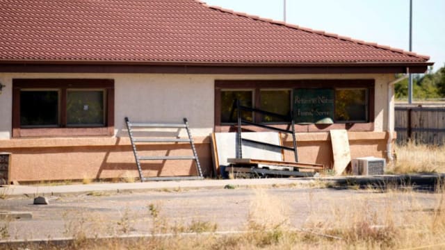 涉诈领疫情补助发假骨灰藏尸近200具  美国殡仪馆女老板认罪