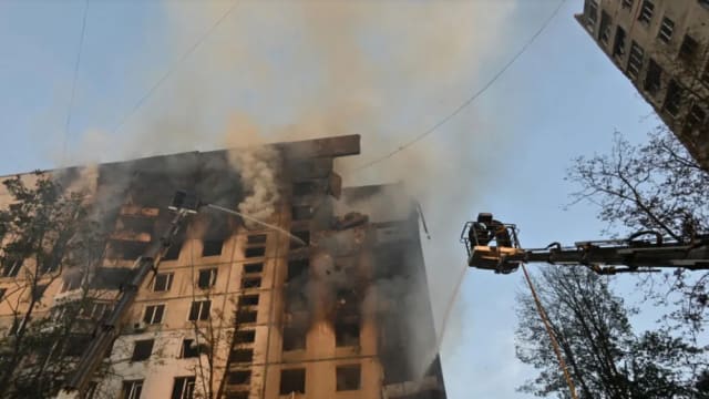 俄乌继续在边境城市展开空袭 导致十多人丧命