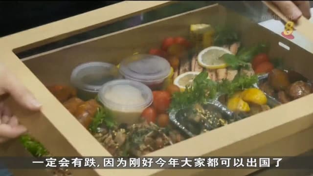 小贩及咖啡店业者卖起圣诞拼盘 边境放宽导致需求减弱