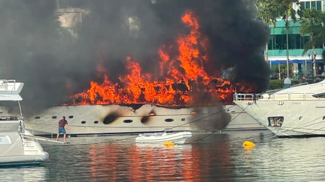 圣淘沙升涛湾船只狂烧 记者现场了解情况