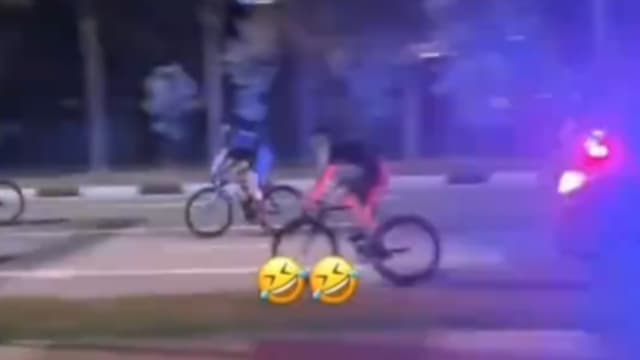 未戴头盔路上任意穿行 数名脚踏车骑士深夜与交警展开追逐战