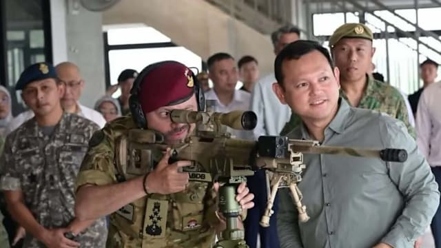 文莱王储参观军训城 亲自试射突击和狙击步枪