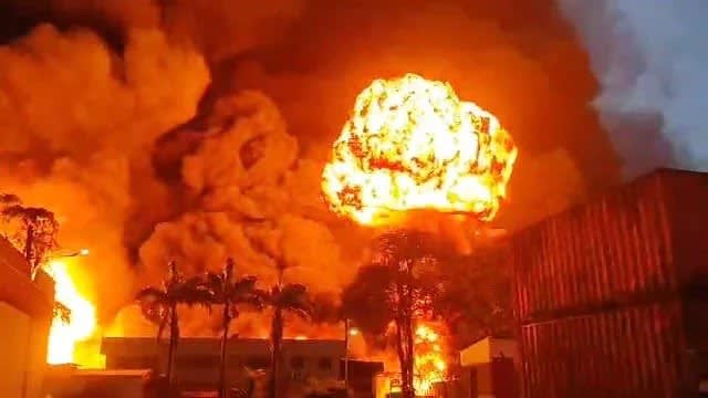 新山工业区发生大火 出现爆炸蘑菇云