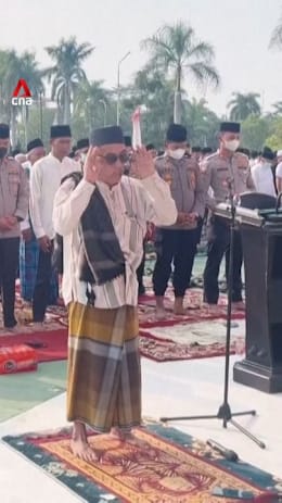 Hundreds pray for rain in Indonesia as forest fires and haze persist