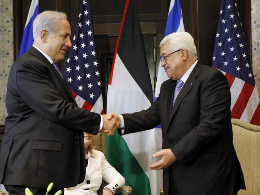 Israeli Prime Minister Benjamin Netanyahu (L) shakes hands with Palestinian president Mahmud Abbas in Sharm El-Sheikh on September 14, 2010. Photo: AFP