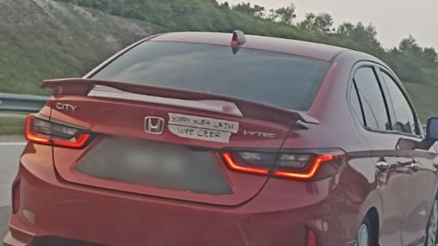 男子路上遇龟速前车 一看车后字条气全消