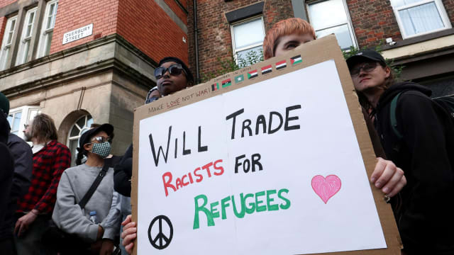 英国多地举行反移民反种族主义示威 警方部署大批警力戒备
