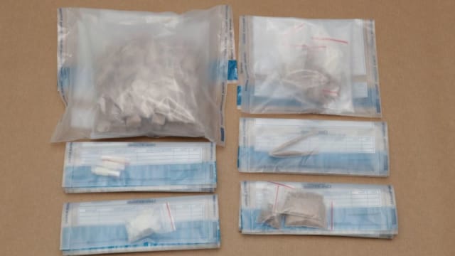 涉毒嫌犯锁屋避捕 一人爬窗逃但不成功