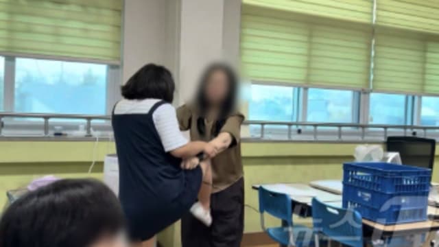 韩国小学生暴打老师 家长反投诉校方虐童