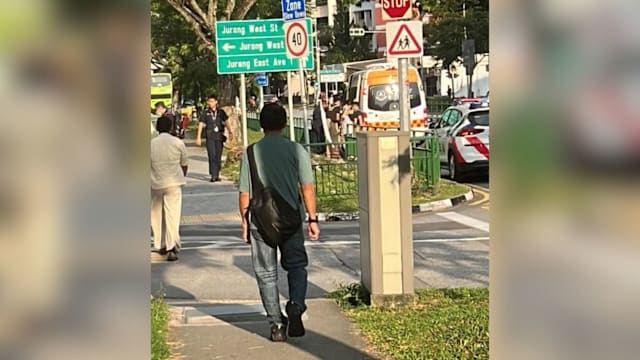 裕廊西男子倒在人行道　热心民众合力施救