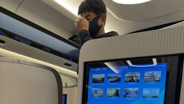 被爆料“已离婚”？吴奇隆搭高铁难掩憔悴，紧戴婚戒破除婚变传闻