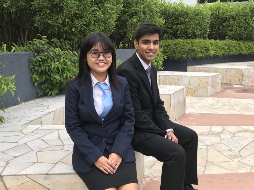 Sandy Kee (L) and Raghav Bhardwaj pose for a photo. Photo: National Youth Achievement Award Council