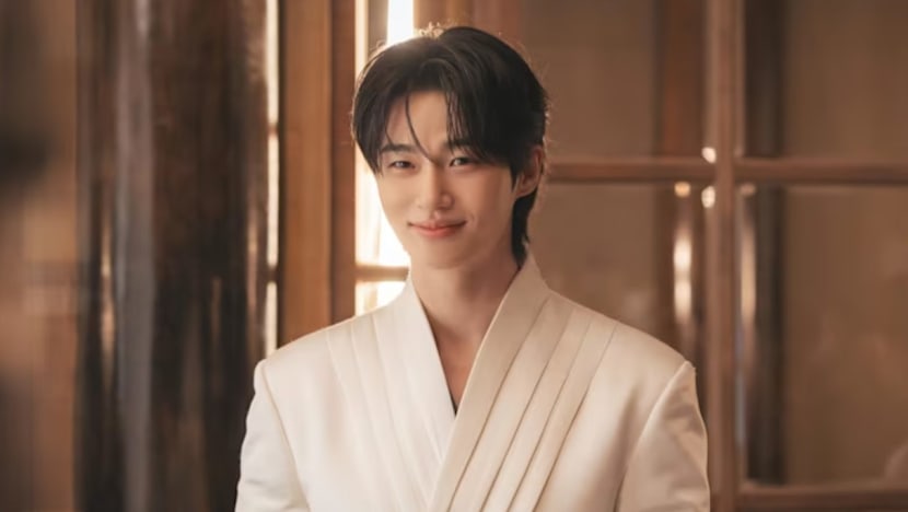Kenalan sama Byeon Woo-seok, 'Jenderal 190cm' yang jadi lawan main IU di drakor Perfect Crown