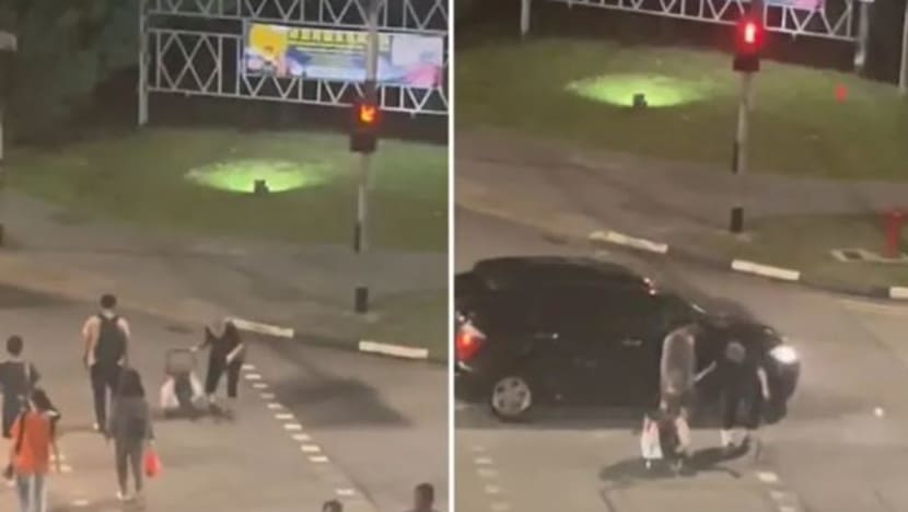 Lelaki tergesa-gesa bantu warga emas seberang jalan raya di Toh Guan Road undang pujian warga net