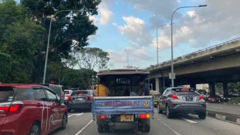Para pemandu lori akur mengangkut pekerja gunakan kenderaan mereka tidak sesuai, namun berusaha pandu dengan selamat Para pemandu lori akur mengangkut pekerja gunakan kenderaan mereka tidak sesuai, namun berusaha pandu dengan selamat