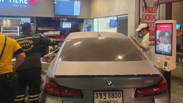 轿车失控冲入曼谷油站快餐店 12人受伤