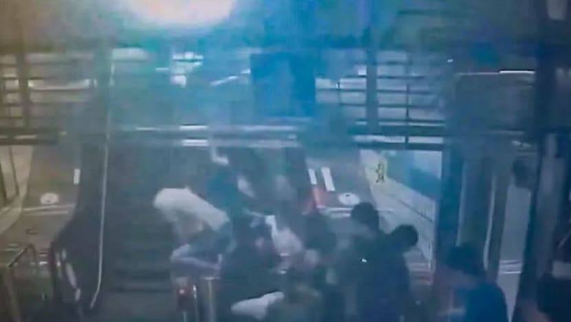14 cedera, 3 parah setelah tangga bergerak di stesen kereta api Korea Selatan tiba-tiba tukar arah 14 cedera, 3 parah setelah tangga bergerak di stesen kereta api Korea Selatan tiba-tiba tukar arah