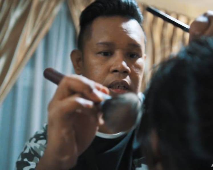 Breaking free from his shades of grey: The visually impaired make-up artist