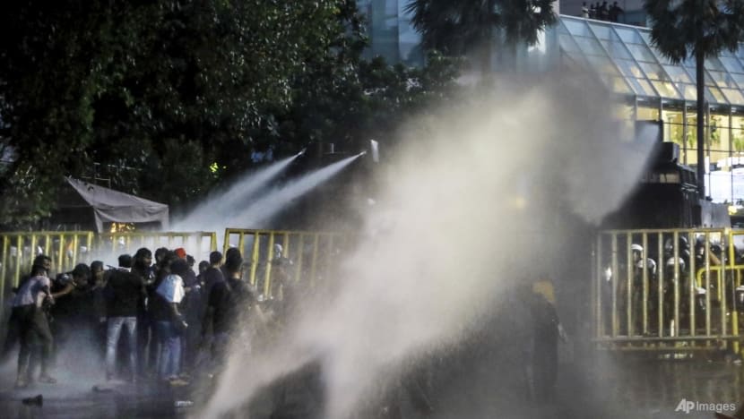 Penunjuk perasaan mengganas, Presiden Sri Lanka larikan diri: sumber pertahanan