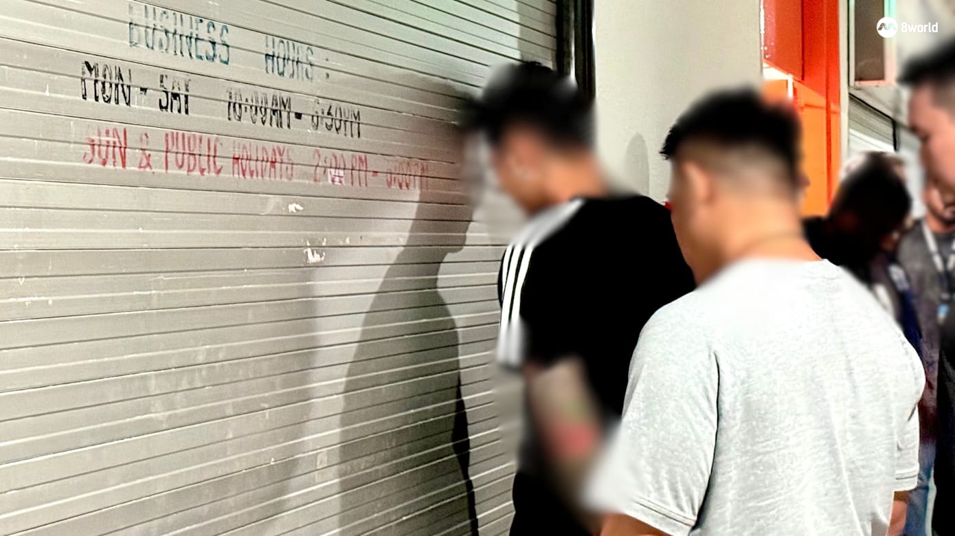 警方突击检查公共娱乐场所，逮捕涉嫌参与私会党活动的男子。（图：吕思娴）
