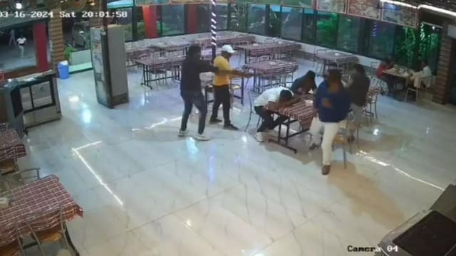 印度房地产商吃饭突遭枪射爆头 倒地后还被乱刀狂砍