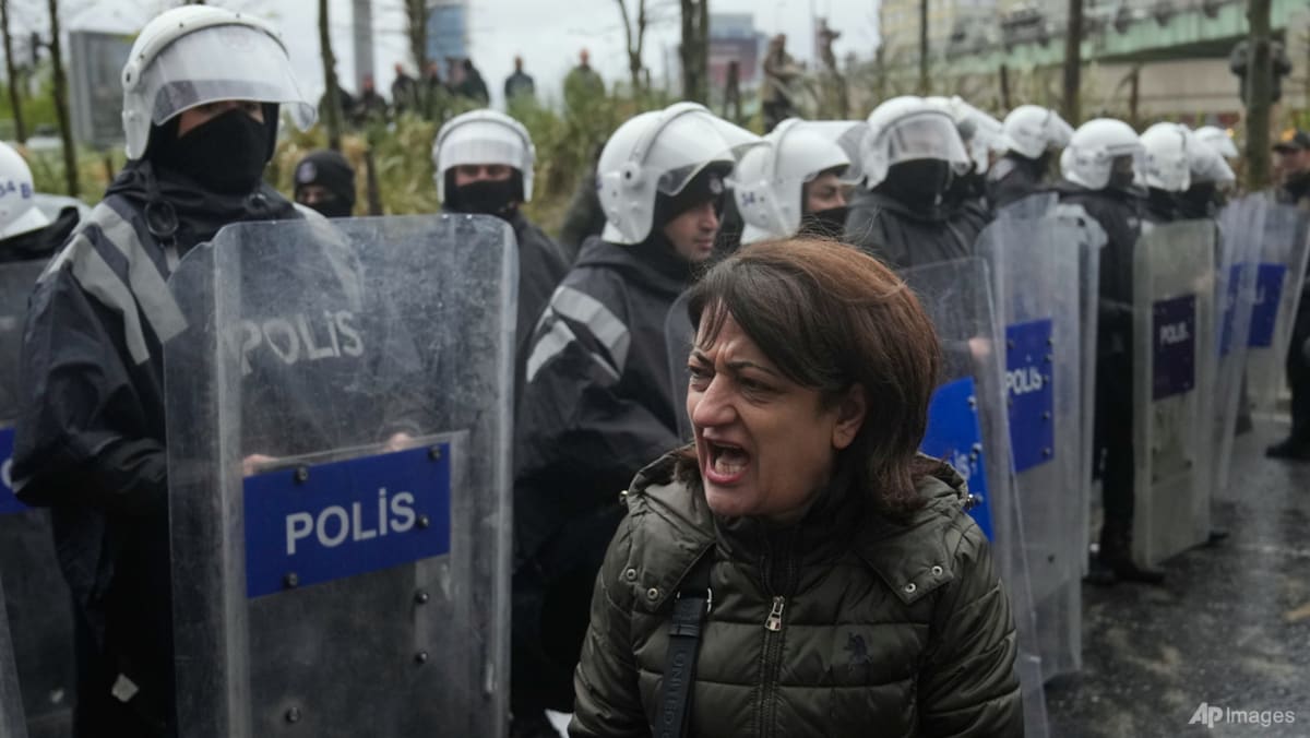 Turkish police fire tear gas, arrest hundreds at Istanbul May Day rallies