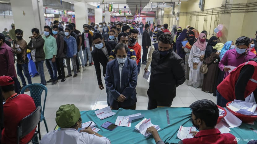 Schools close, fairs on amid Omicron surge in Bangladesh Schools close, fairs on amid Omicron surge in Bangladesh