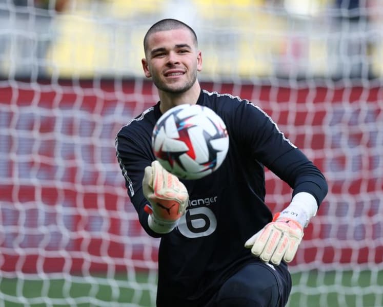 PSG sign French goalkeeper Chevalier from Lille