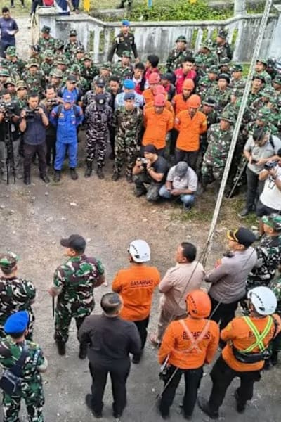 受火山喷发与恶劣天气影响 印尼搜寻新加坡登山者受阻