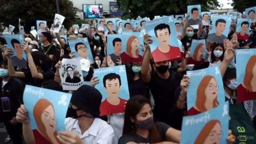 Penunjuk perasaan Thailand berkumpul buat hari ke-5 tanpa endah larangan COVID-19 Penunjuk perasaan Thailand berkumpul buat hari ke-5 tanpa endah larangan COVID-19