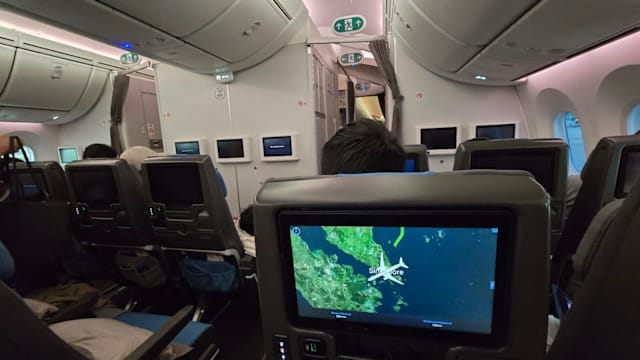 樟宜机场一条跑道疑因坑洼停用 导致班机起降延误 