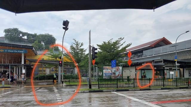 下雨天借路人雨伞 网民大赞外籍劳工暖举