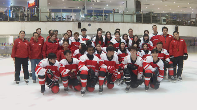 我国冰上曲棍球队无训练场地 越堤深夜训练备战东运会