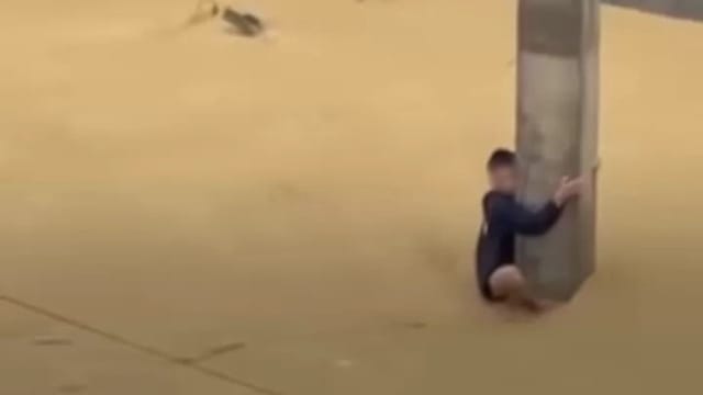被困洪流只能抱柱自救 印尼男子苦撑七小时获救