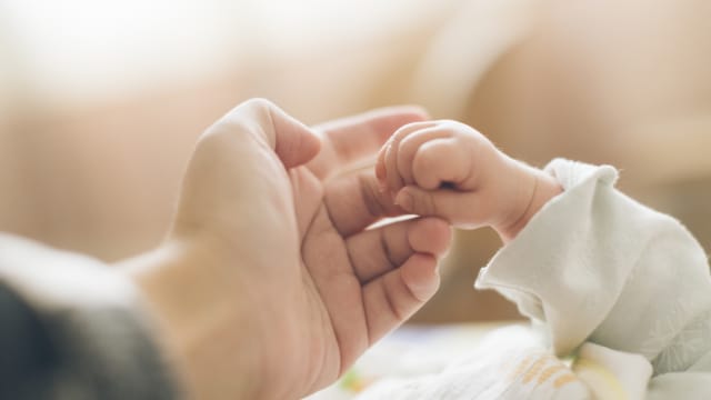 调查：父母若帮忙带孩子 女性育儿方式更温和