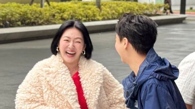 小S无预警办街头见面会，被粉丝暖心打气感动落泪