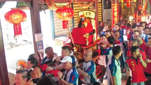 【直播】马国柔佛古庙众神出銮 信徒恭送圣驾至行宫