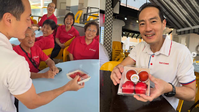 陈杰豪向居民分送红鸡蛋和红龟粿 分享小儿子满月之喜