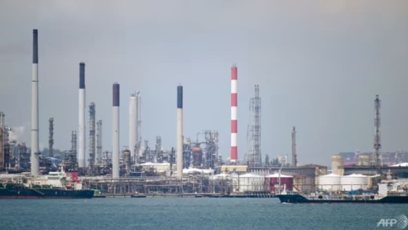 Lelaki diberkas dipercayai terima minyak gas marin dicuri dari kemudahan Shell Pulau Bukom Lelaki diberkas dipercayai terima minyak gas marin dicuri dari kemudahan Shell Pulau Bukom