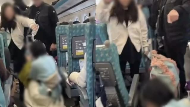 台高铁让座纠纷！女子将水倒妇女儿头上  妇女以牙还牙