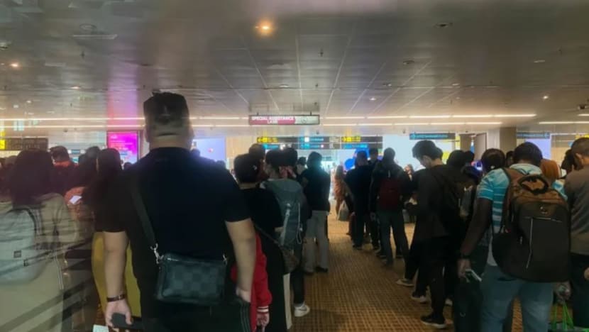 21 penumpang terlepas pesawat di Terminal 4 Changi semasa gangguan pelepasan imigresen bulan lalu 21 penumpang terlepas pesawat di Terminal 4 Changi semasa gangguan pelepasan imigresen bulan lalu