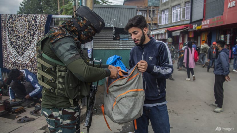 Indian troops kill 5 suspected militants in Kashmir fighting Indian troops kill 5 suspected militants in Kashmir fighting