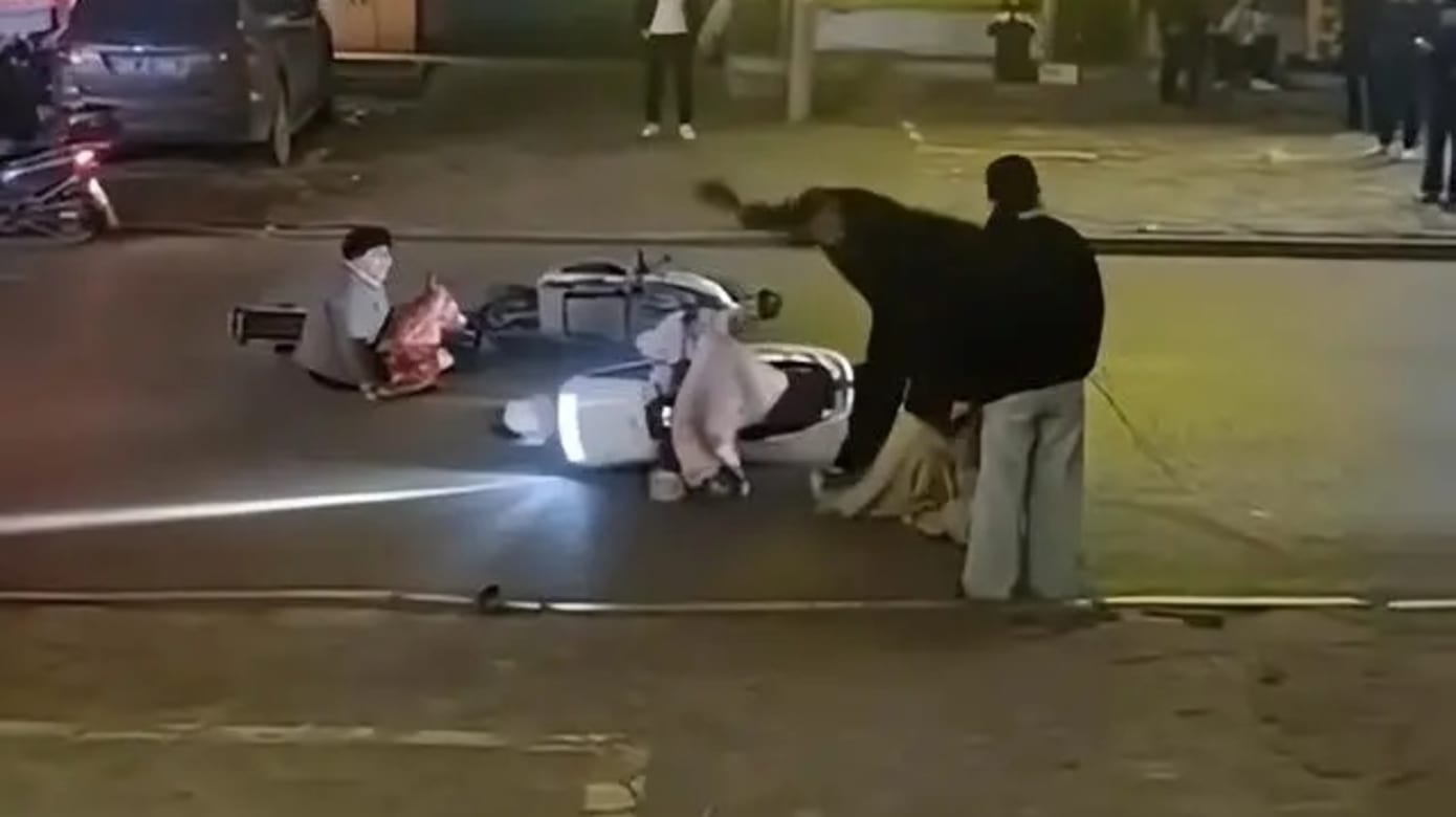 骑车碰撞起纠纷  河南夫妻当街殴打15岁少女被刑拘