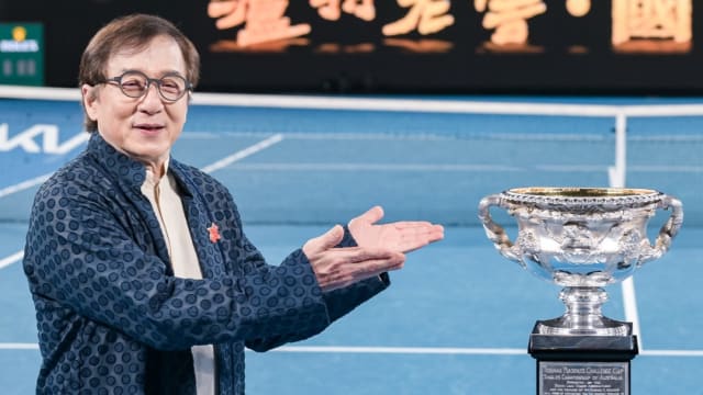 成龙观赏澳网决赛显倦容，后台却起劲耍功夫，获赞“宝刀未老”！