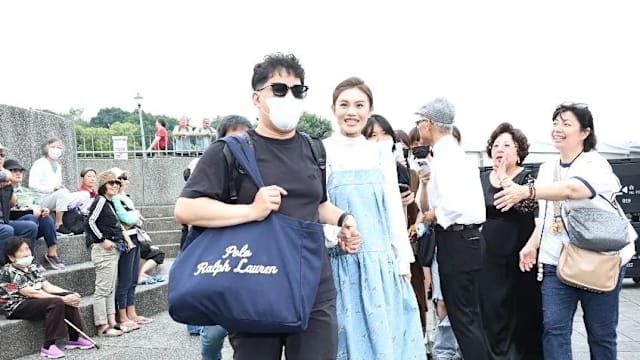 被爆和NONO离婚，朱海君身边牵手的“护花使者”是谁？