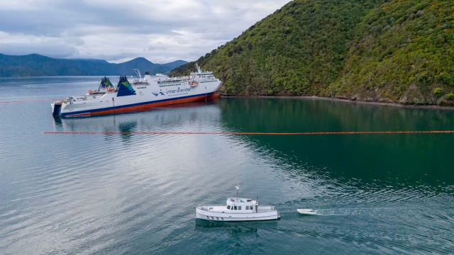 日前搁浅的新西兰渡轮已浮起 船上人员都安然无恙