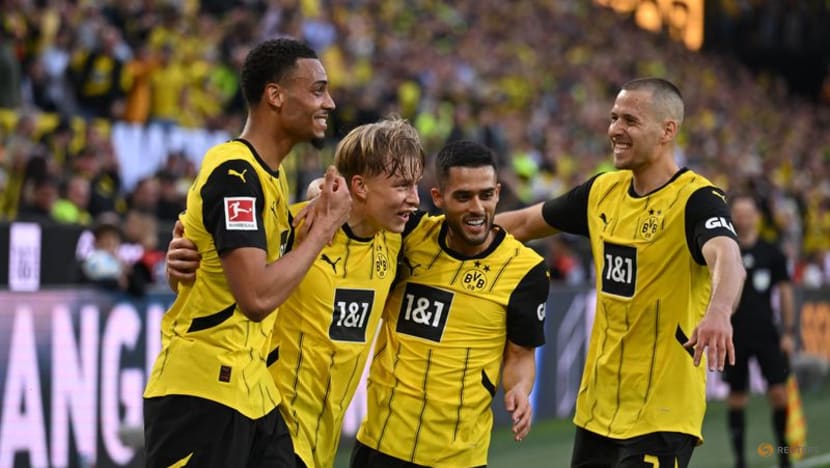Dortmund score three in nine minutes in 3-2 comeback win over Gladbach