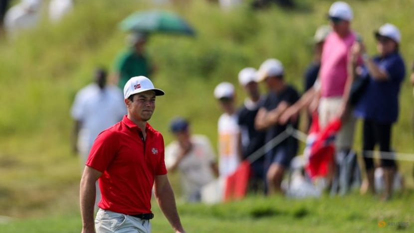 Viktor Hovland enters 2025 with broken toe, no swing coach Viktor Hovland enters 2025 with broken toe, no swing coach